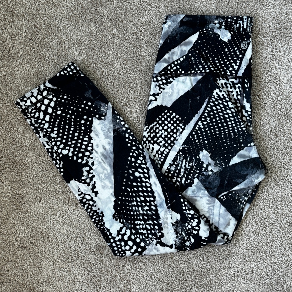 Lululemon High Times Pant *Full-On Luon
Static Mist White Black